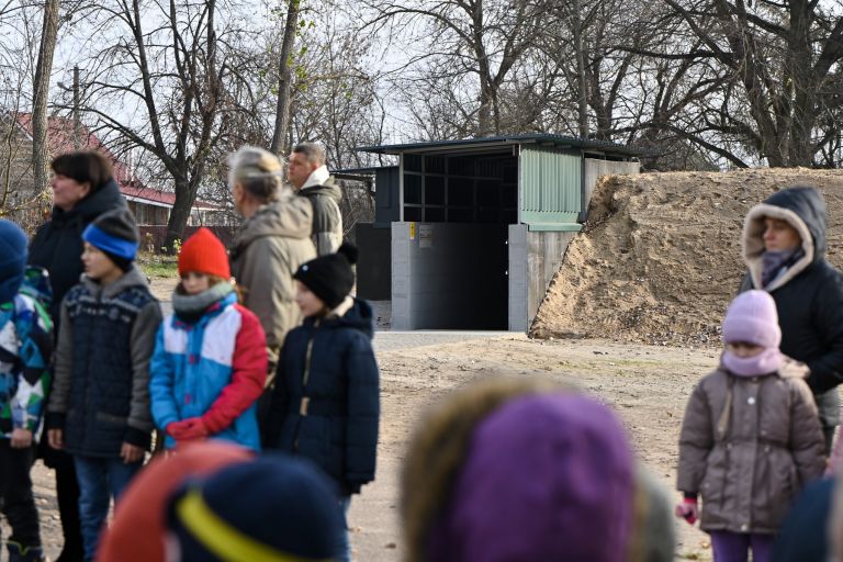 Будівництво укриття. Проект ASB та ADH &quot;Назад до школи&quot;. Відео від забудовників.